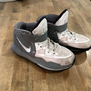 Kyrie boy basketball shoes